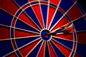 Fotoaufnahme Dartscheibe mit Pfeil im Bullseye