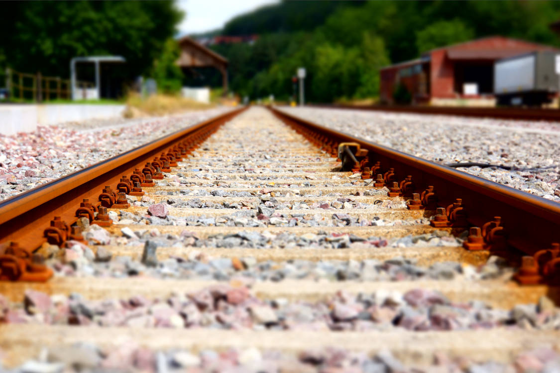 Fotoaufnahme zwischen Bahngleis von unten