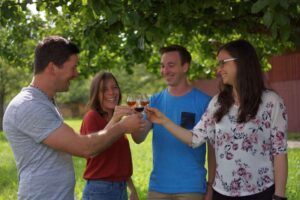 Fotoshooting zwei Pärchen beim Anstoßen mit Edelbrand